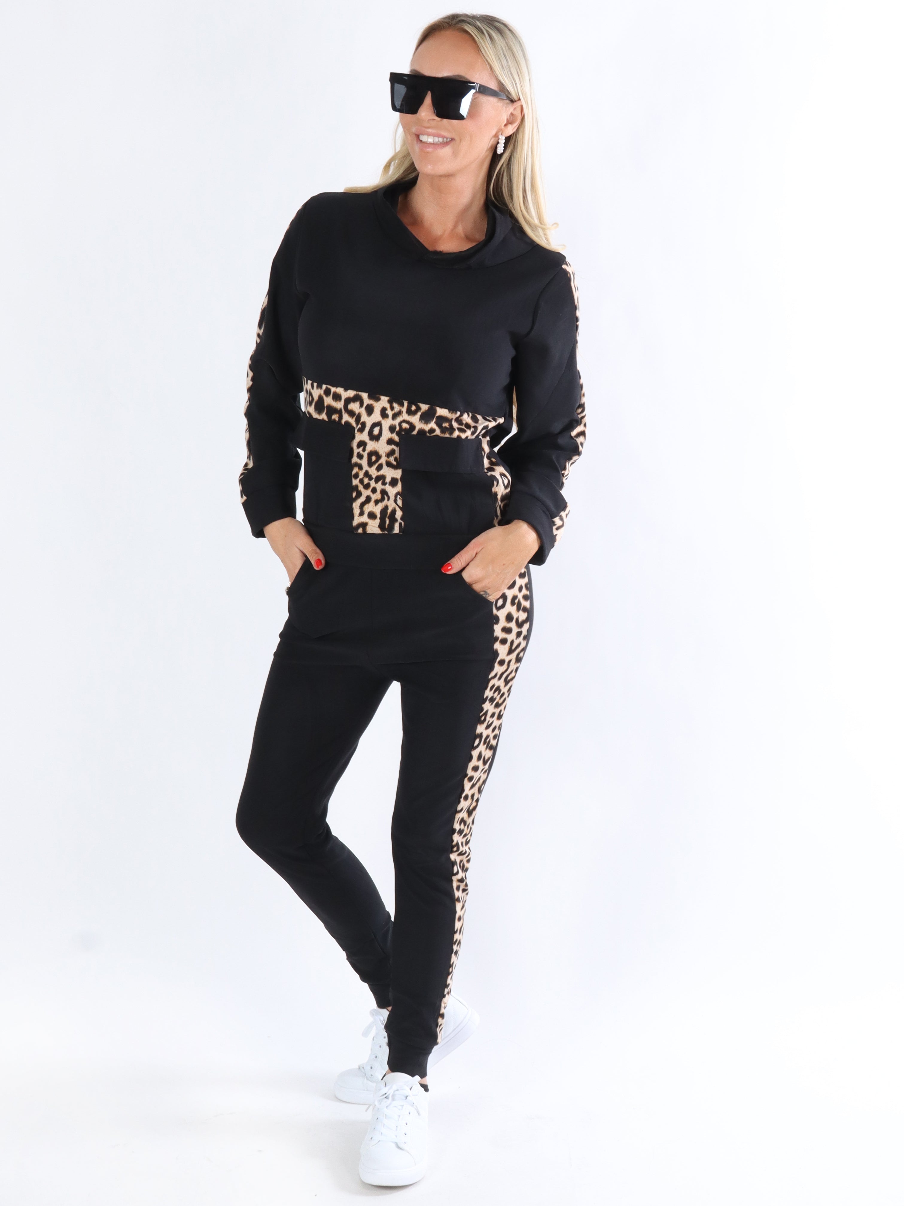 Nikki - Beigefarvet joggingsæt med lommer og leopardprint